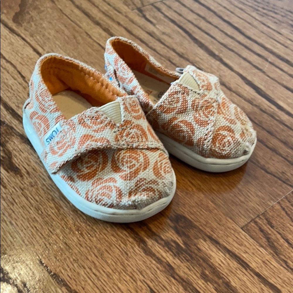 Tiny Toms in Orange and Cream rose pattern